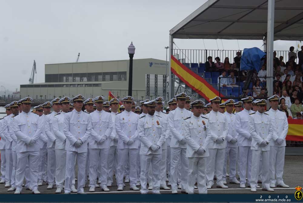 Formación de los nuevos oficiales de la Armada